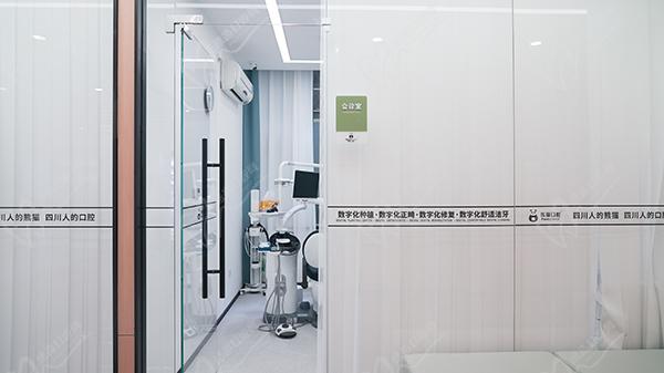 成都熊貓口腔醫(yī)院數(shù)字化導(dǎo)航種牙技術(shù)更先進(jìn)